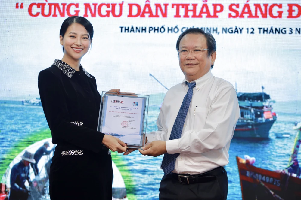 cùng ngư dân thắp sáng đèn trên biển - 1