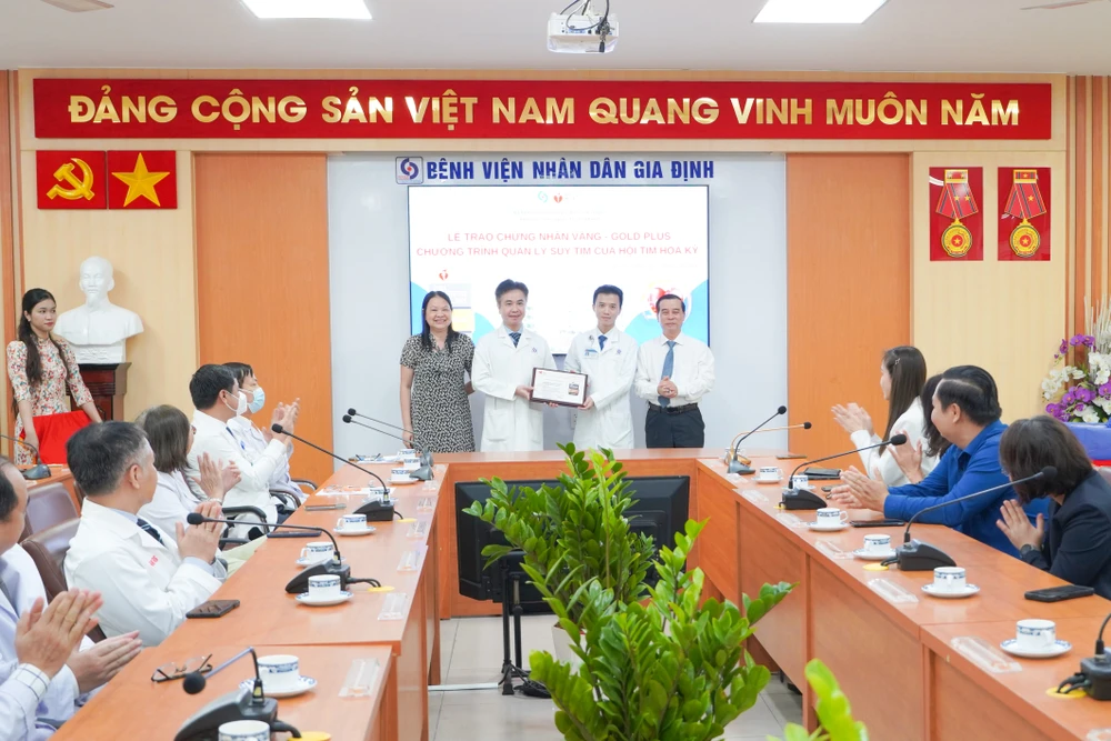trao chứng nhận vàng về điều trị suy tim