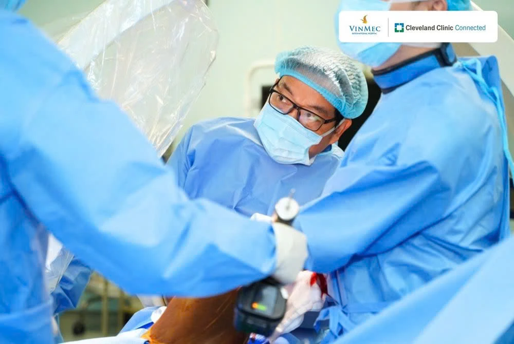 Nguyễn Xuân Son phẫu thuật