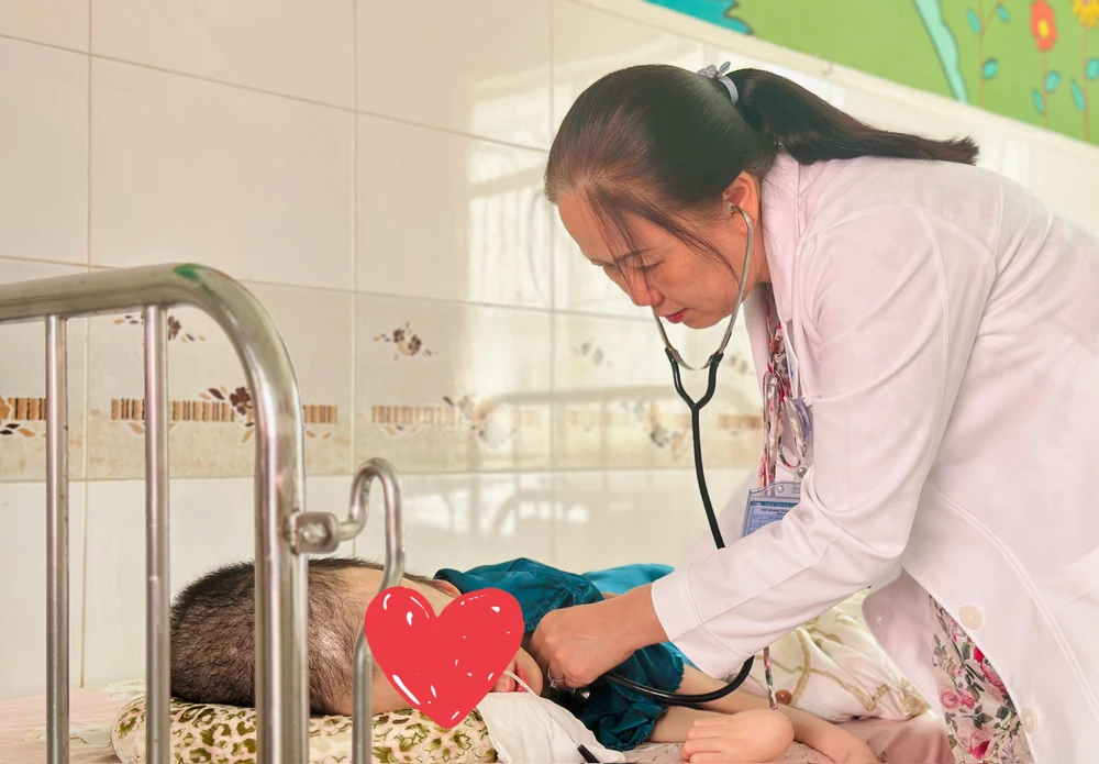 Hằng ngày, các trẻ đều được kiểm tra sức khỏe, khám tổng quát. Ảnh: THẢO PHƯƠNG