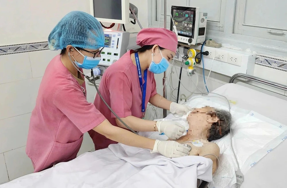 dùng xe cấp cứu 2 bánh cứu cụ bà ngưng tim