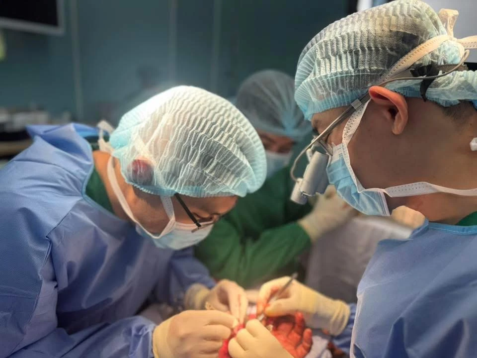 bị cuốn tay vào máy xay thịt