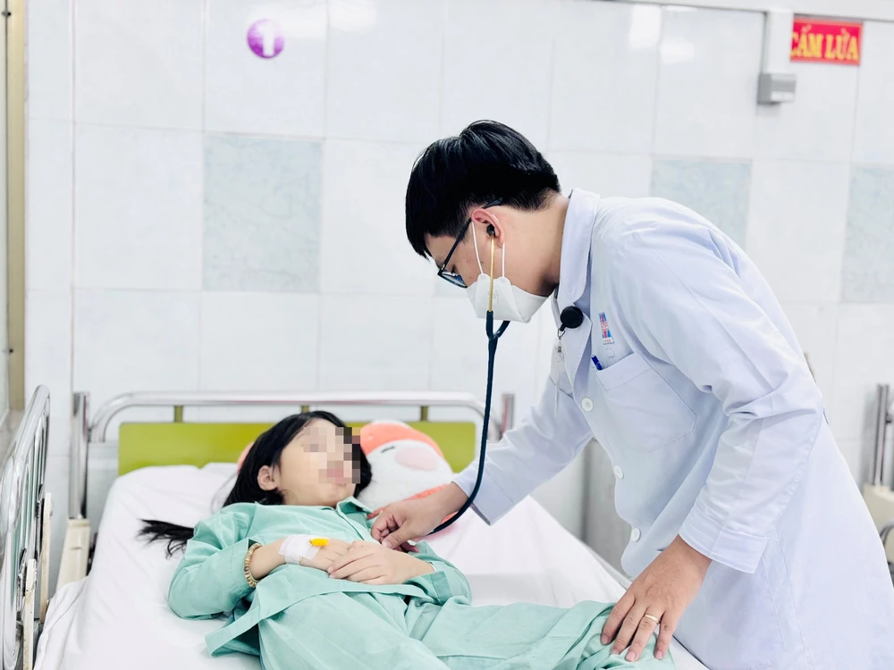 nghi ngộ độc do ăn nhầm kẹo lạ