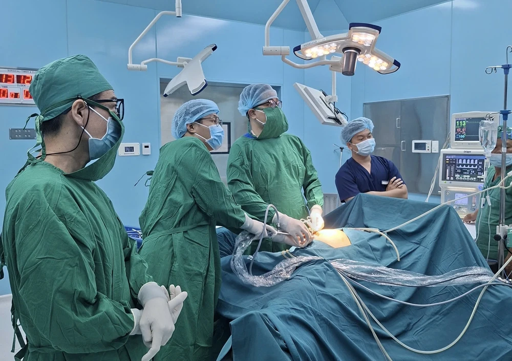 phẫu thuật\ tại đặc khu Côn Đảo.