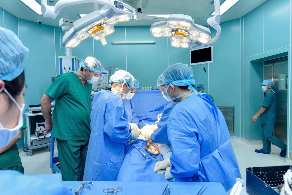 cô gái trẻ bị tai nạn container nguy kịch