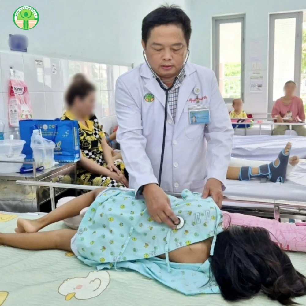 bệnh nhi bị gãy trật đốt sống cổ