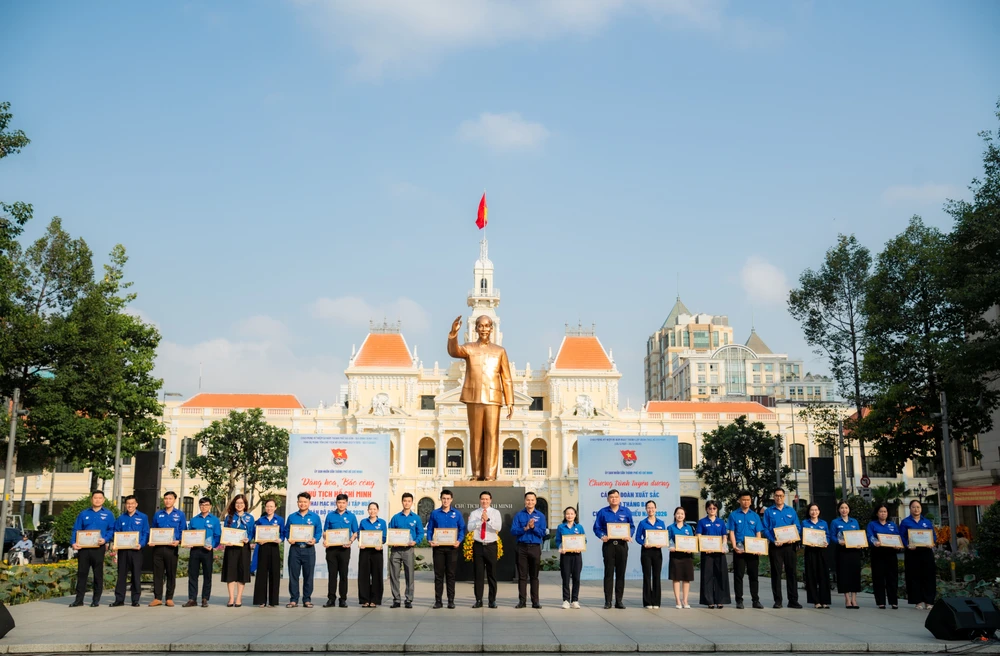 Chi đoàn báo Pháp Luật TP.HCM được tuyên dương gương cán bộ Đoàn xuất sắc, gương tập thể Chi đoàn tiêu biểu. Ảnh: BTC