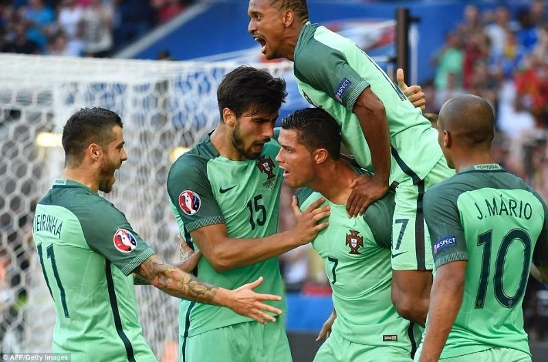 Ronaldo cùng đồng đội ăn mừng sau khi ghi bàn vào lưới đội Hungary