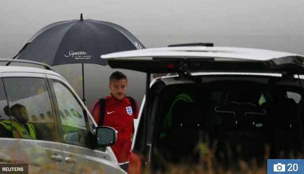 Jamie Vardy nhanh chóng ra xe về nhà