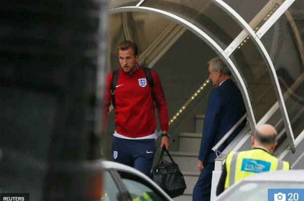 Harry Kane cùng đồng đội hạ cánh tại sân bay Luton, anh cũng nhanh chóng thoát ra cửa máy bay và lên xe 