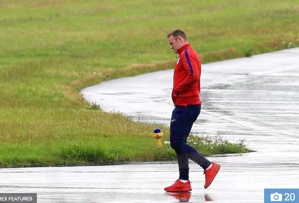 Wayne Rooney cô đơn trở về Manchester