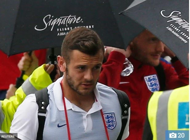 Jack Wilshere cũng cúi mặt bước đi.