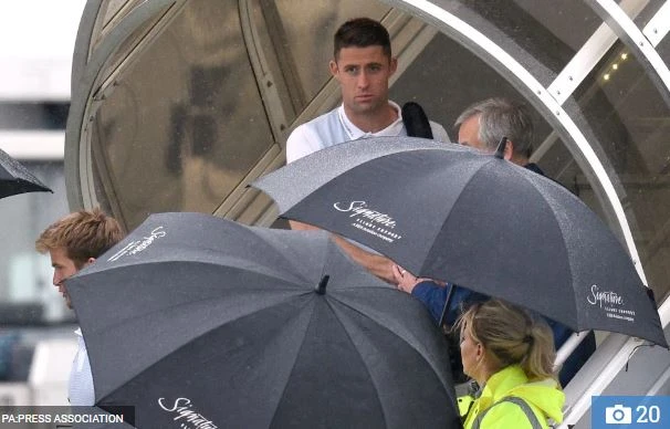 Gary Cahill không thể nở nụ cười khi về đến quê hương.