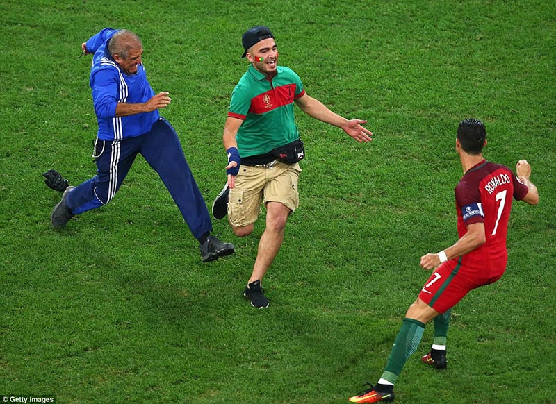 Ronaldo hoảng hồn vì bị fan cuồng 'dí' trên sân ảnh 3