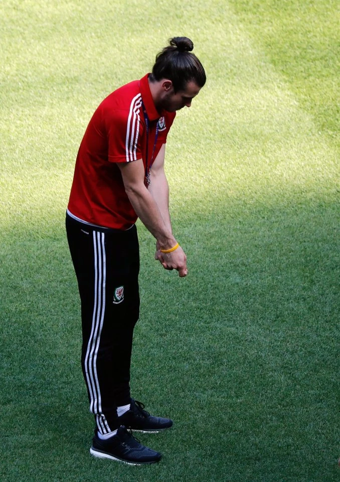 Thay vì tập với bóng, linh hồn của xứ Wales, Gareth Bale lại tập thư thế chơi golf bằng... tay không