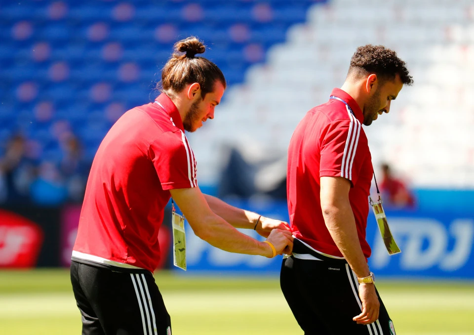 Sau đó anh trêu ghẹo đồng đội Ashley Williams 