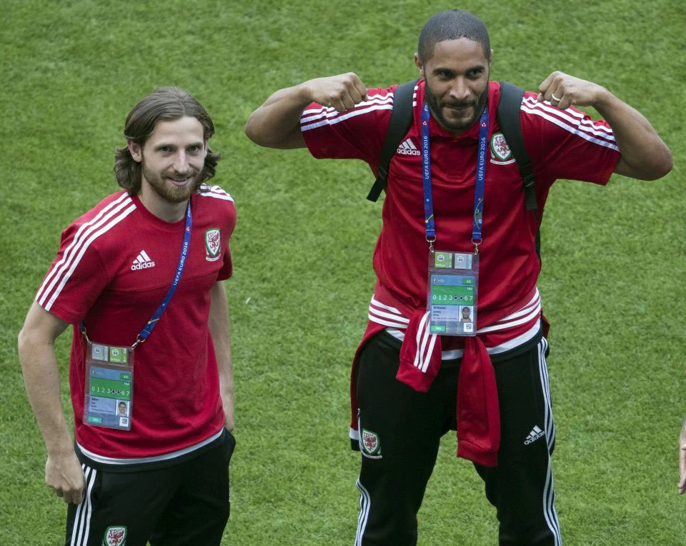 Đội trưởng William khoe cơ bắp