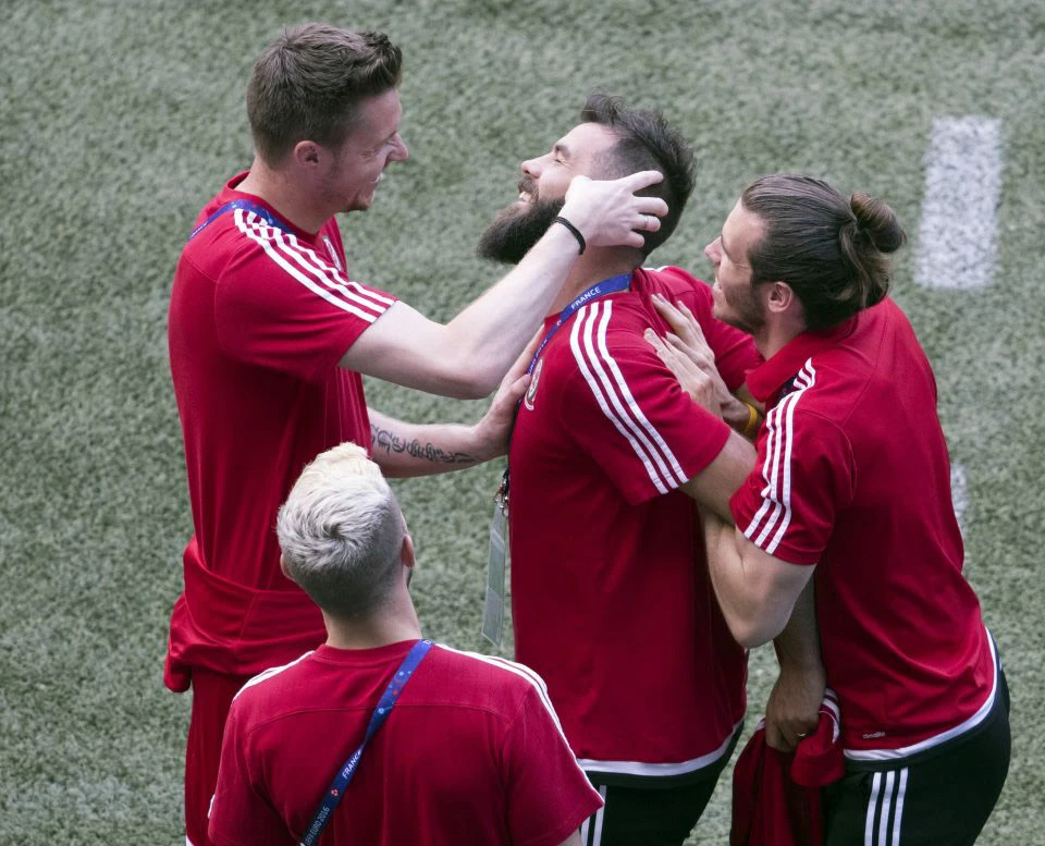 Gareth Bale khoá tay Ledley để Wayne Hennessey "vuốt râu hùm"
