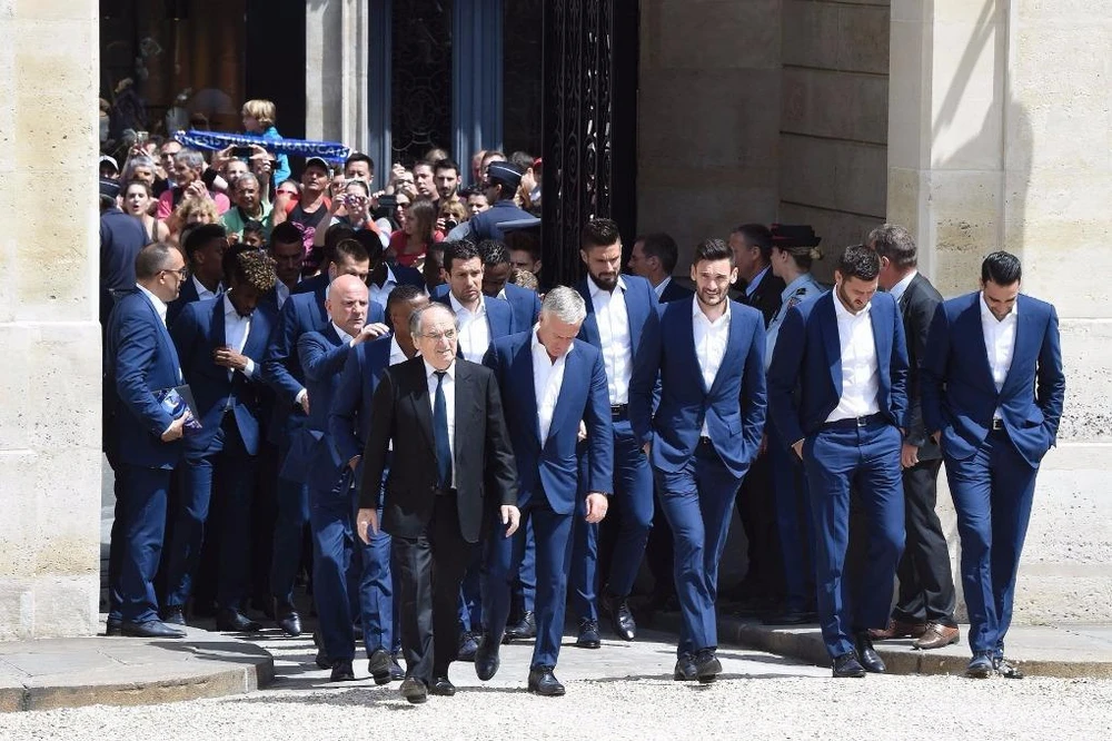 Tổng thống Pháp, Francois Hollande cùng HLV Didie Deschamps tiến vào điện Elysee 