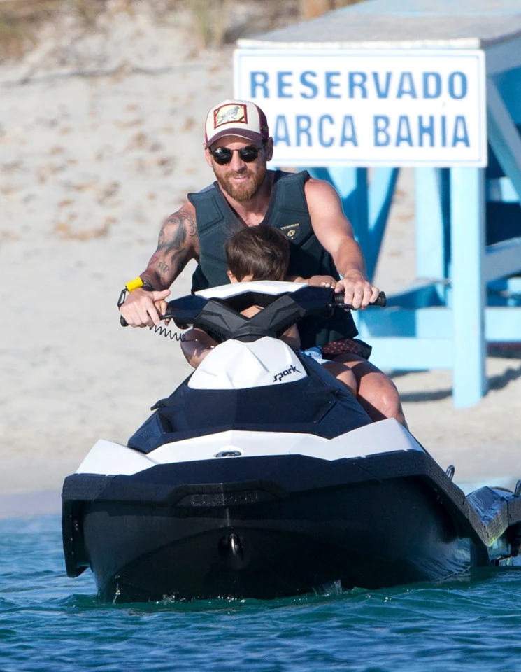 Messi rất dễ thương khi đề nghị đưa Fan này trở lại bờ biển bằng xe trượt nước cao tốc của mình