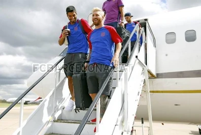 Messi và Suarez tươi cười bước xuống máy ba