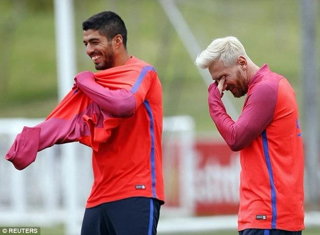 Suarez và Messi chia sẻ một câu chuyện đùa