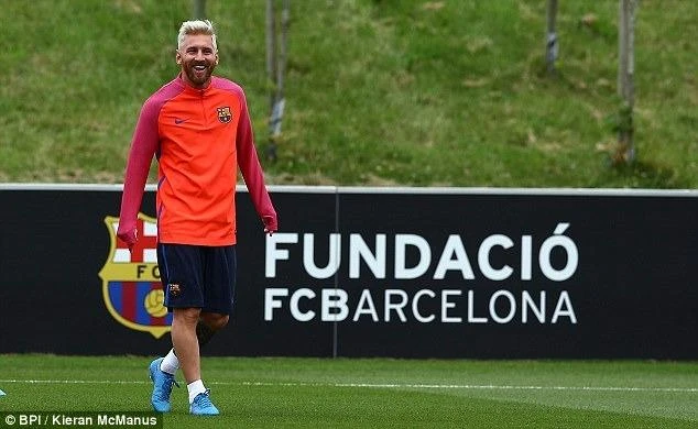 Messi tươi cười với kiểu tóc mới