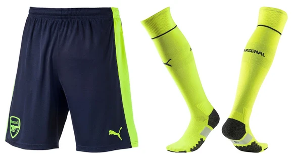 Bộ quần áo và vớ của Arsenal chơi trên sân khách