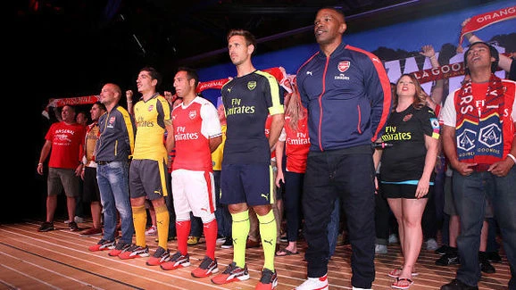 Và trong mẫu áo khoác của Arsenal