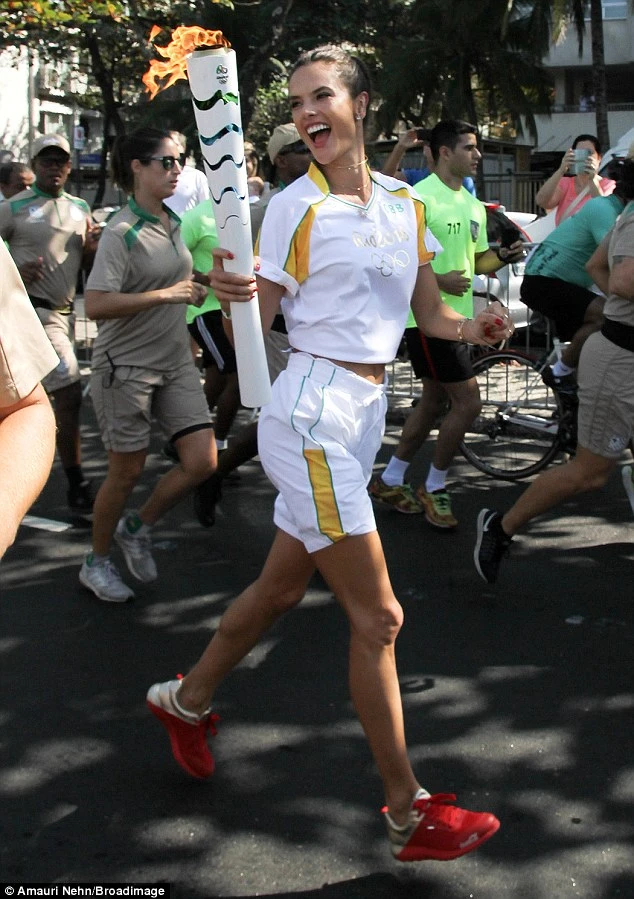 Alessandra Ambrosio cười rạng rỡ khi cầm chiếc đuốc Olympic đến sân vận động Maracana