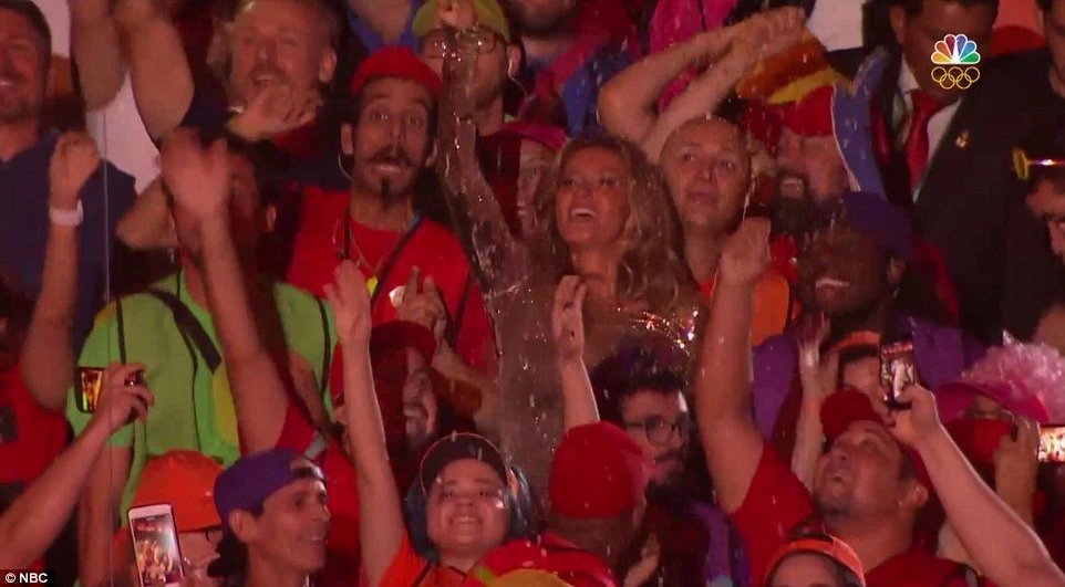 Gisele Bundchen đã lên khán đài ngồi cùng khán giả