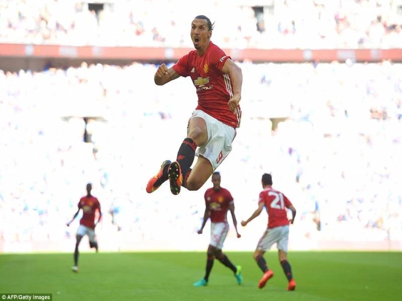 Zlatan có trận ra mắt hoàn hảo khi cùng M.U đoạt siêu cúp Anh