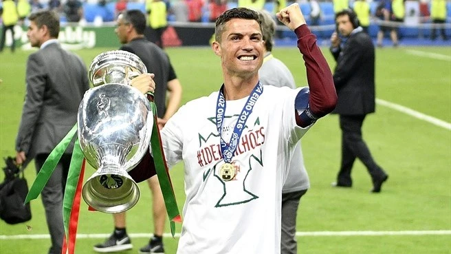 Ronaldo được vinh danh là 'Cầu thủ xuất sắc nhất châu Âu' ảnh 4