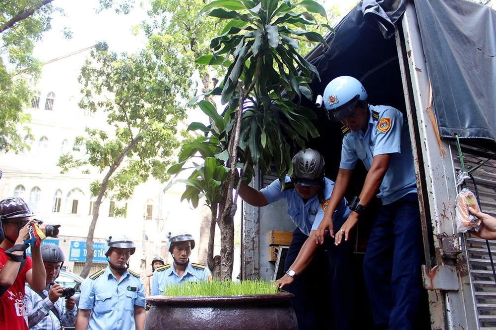 Ông Hải xử lý hàng loạt nhà hàng lấn chiếm vỉa hè ảnh 2