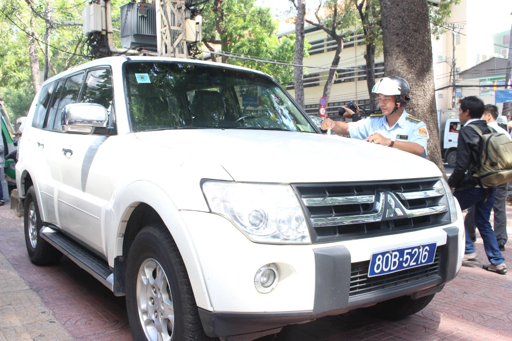 Ông Hải dẹp vỉa hè sau nhiều ngày vắng bóng ảnh 1 Ông Hải dẹp vỉa hè sau nhiều ngày vắng bóng ảnh 1