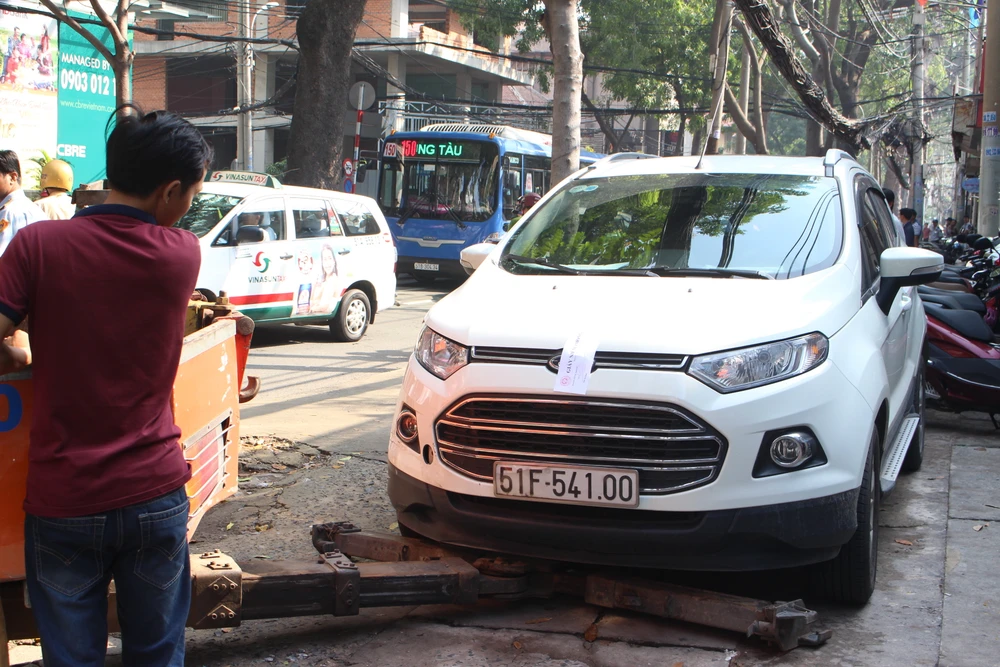 Ông Hải dẹp vỉa hè sau nhiều ngày vắng bóng ảnh 3 Ông Hải dẹp vỉa hè sau nhiều ngày vắng bóng ảnh 3