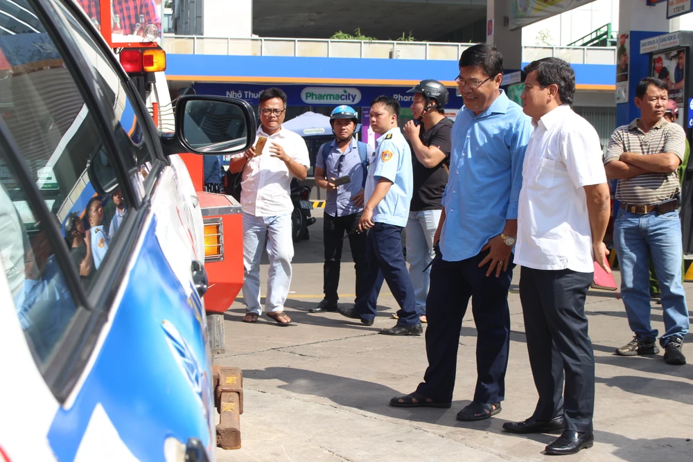 Ông Hải dẹp vỉa hè sau nhiều ngày vắng bóng ảnh 4 Ông Hải dẹp vỉa hè sau nhiều ngày vắng bóng ảnh 4