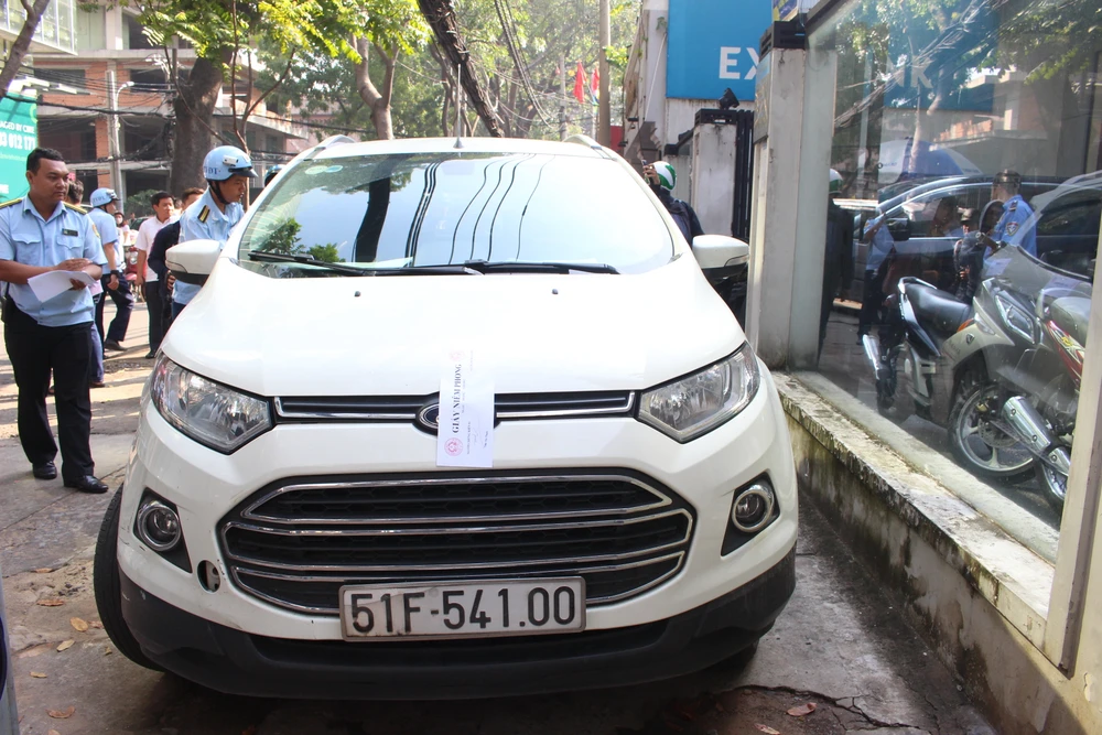 Ông Hải dẹp vỉa hè sau nhiều ngày vắng bóng ảnh 2 Ông Hải dẹp vỉa hè sau nhiều ngày vắng bóng ảnh 2