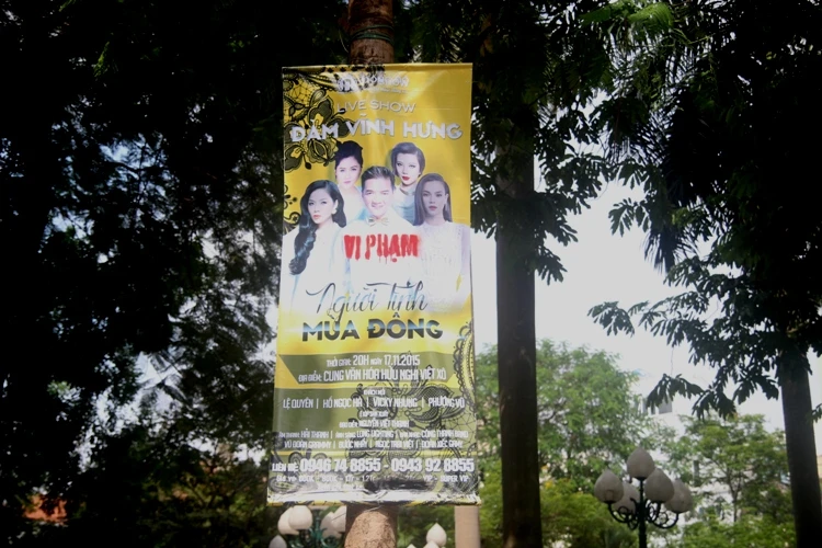 Băng rôn quảng cáo Đàm Vĩnh Hưng bị đóng dấu 'vi phạm' ảnh 1