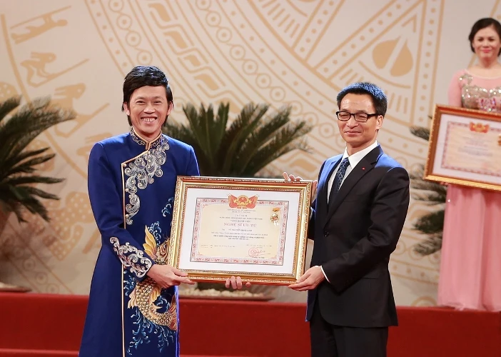 Nghệ sĩ Hoài Linh nói gì trong ngày nhận danh hiệu NSƯT? ảnh 1