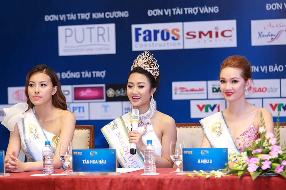 Bộ ba Hoa Hậu và hai Á hậu.