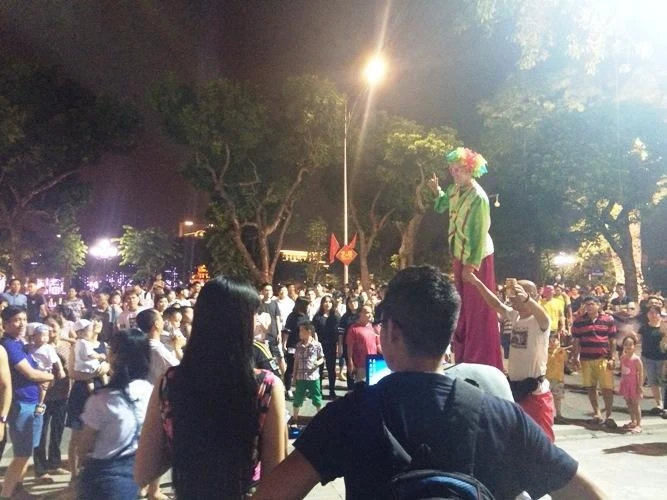 nghệ sĩ biểu diễn trên phố đi bộ