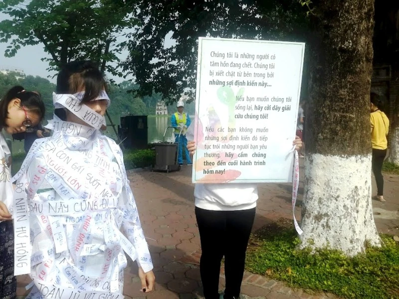 Phố đi bộ xao động vì 'xác sống' truyền thông điệp