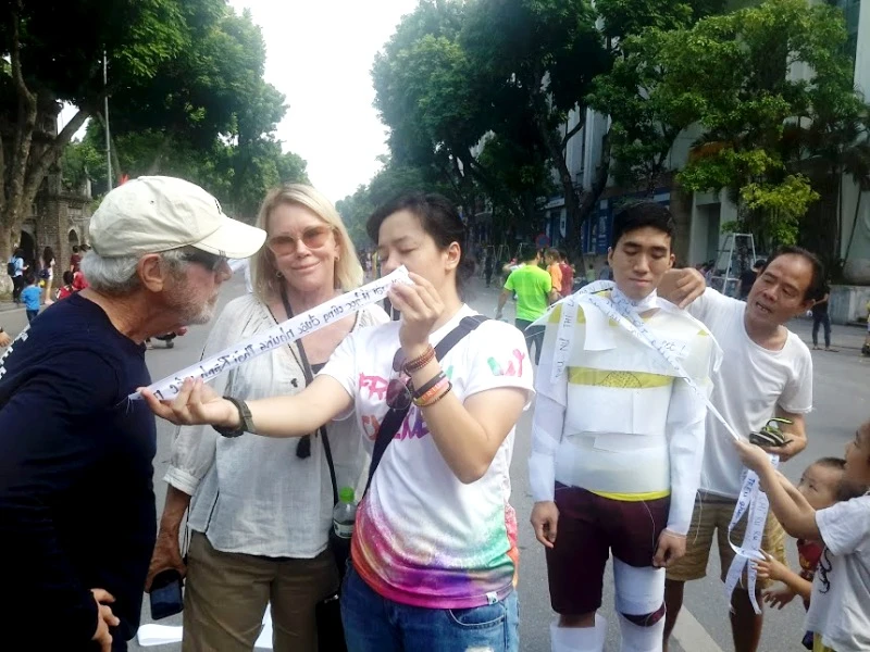 Phố đi bộ xao động vì 'xác sống' truyền thông điệp