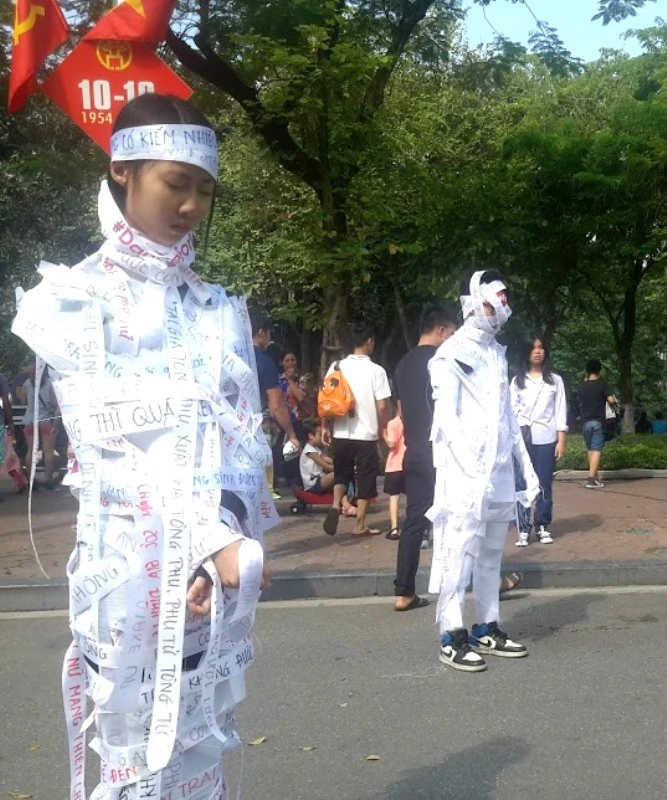 Phố đi bộ xao động vì 'xác sống' truyền thông điệp