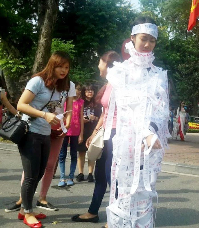 Phố đi bộ xao động vì 'xác sống' truyền thông điệp