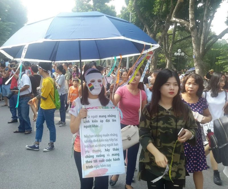 Phố đi bộ xao động vì 'xác sống' truyền thông điệp