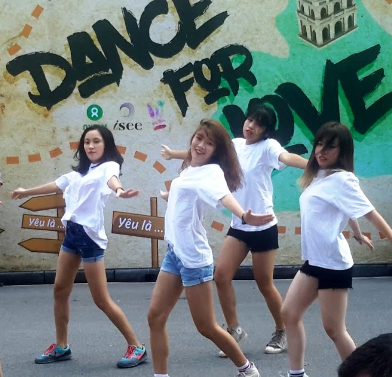 Phố đi bộ xao động vì 'xác sống' truyền thông điệp