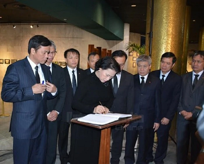 Chủ tịch Quốc hội đến Cuba viếng lãnh tụ Fidel ảnh 1