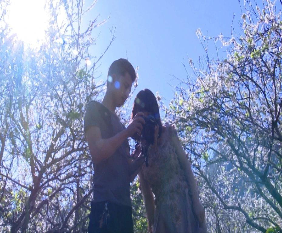 Không chỉ là điểm đến của người dân địa phương, những vườn hoa mận còn là nơi dừng chân của không ít du khách.